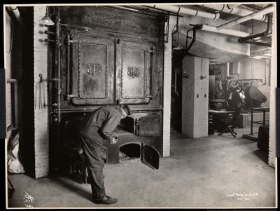 Interieur van mannen die werken in de ovenkamer bij Parke, Davis und Co., chemici, Hudson und Vestry Streets, New York, 1910 (zilveren gelatin afdruk) door Byron Company